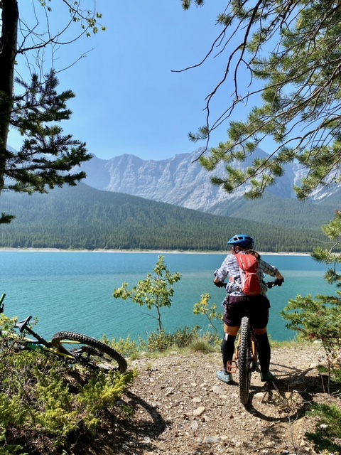 Flow recently had the opportunity to coach Lori, an awesome mountain biker from Florida. She wanted help increasing her skills and confidence on Intermediate terrain. Her smile says it all! 

buff.ly/3LB3R3m 

#canmore #travelalberta #ab #yyc #yeg #explorecanmore #alberta