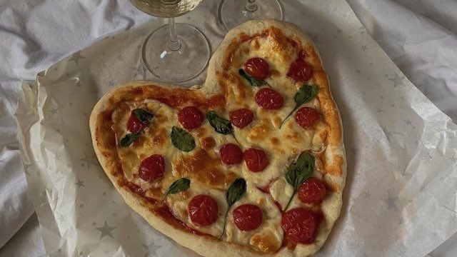 malusokay's tweet photo. Homemade heart-shaped pizza 🤍 https://t.co/ltaFyultPf