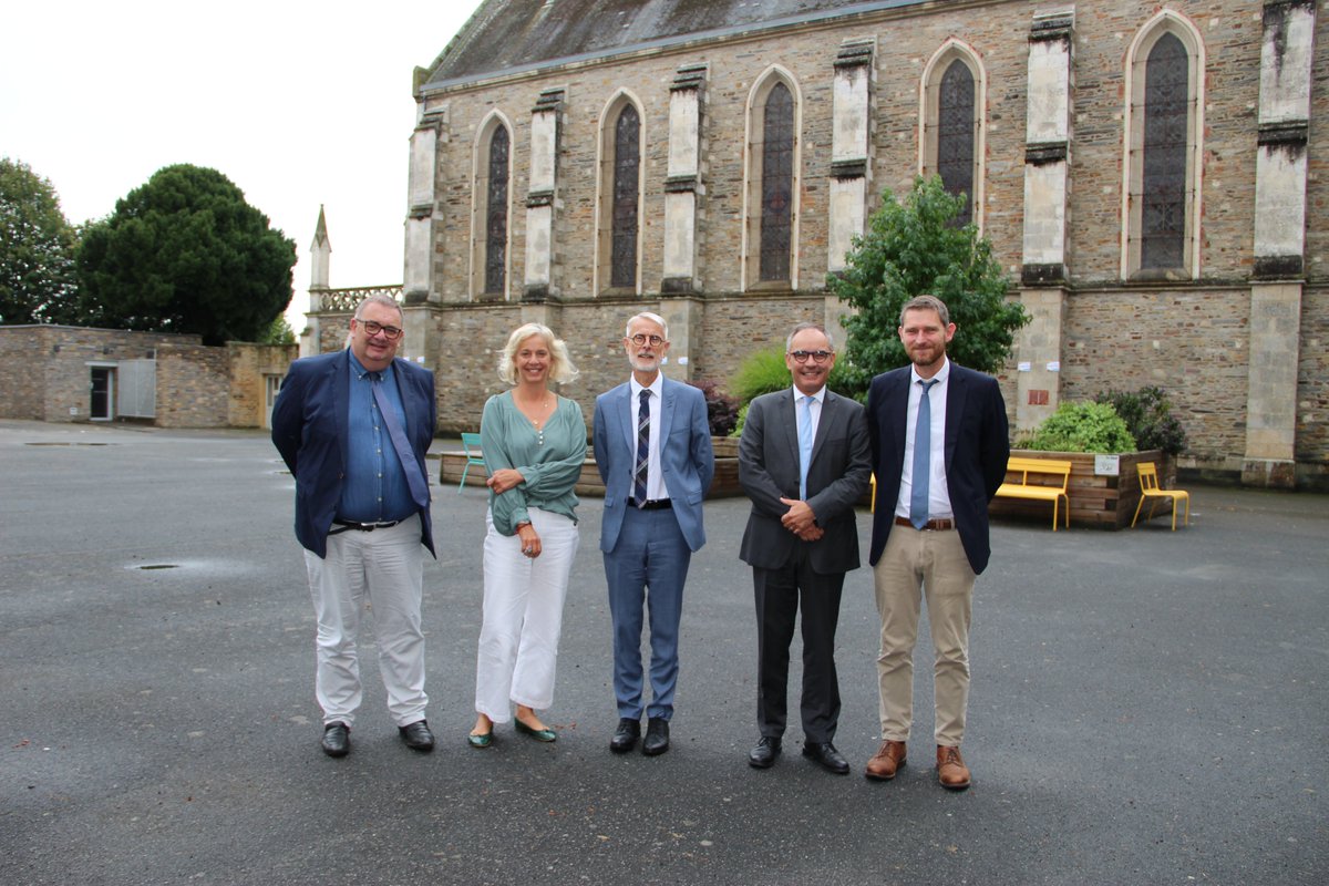 ⏩ La conférence de Presse sur la rentrée scolaire 2023 de l'#EC de #Bretagne ⏪ s'est déroulée ce matin au #Lycée Saint-Sauveur de #Redon. 
Orientations et priorités à venir sur le territoire.
Pour en savoir plus 👇
vu.fr/khJIh
<a href="/ddec_35/">EC Ille-et-Vilaine</a>
<a href="/ddec22/">EC 22</a>
<a href="/ddec56/">EC Morbihan</a>
<a href="/enscatho29/">ec29</a>