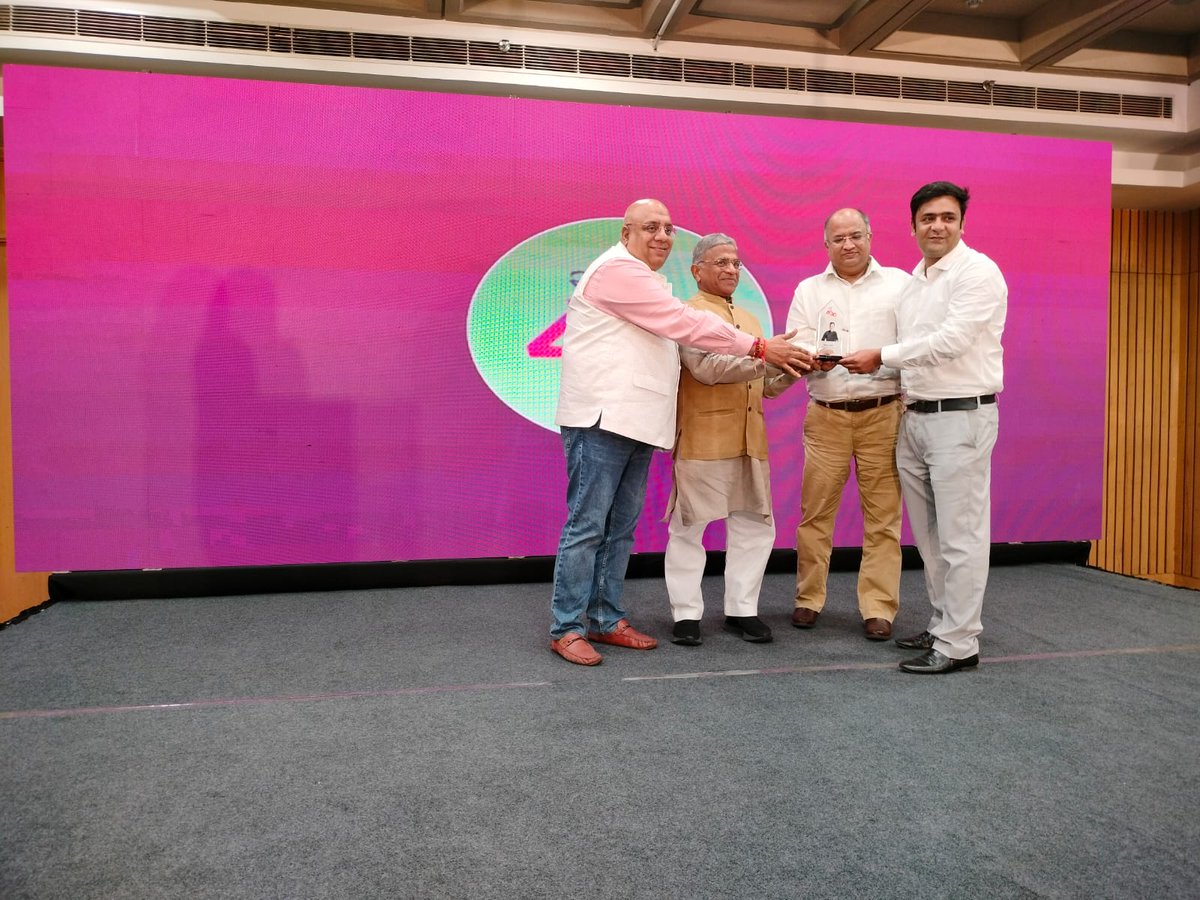 samachar4media's tweet photo. श्रेष्ठ पत्रकारों का सम्मान 
#s4mPatrakarita40under40 के विजेता - @mohdasim93, Associate Producer, @aajtak को बधाई! 

#mediaawards #hindijournalism #40under40 https://t.co/NDRmmfX8qj