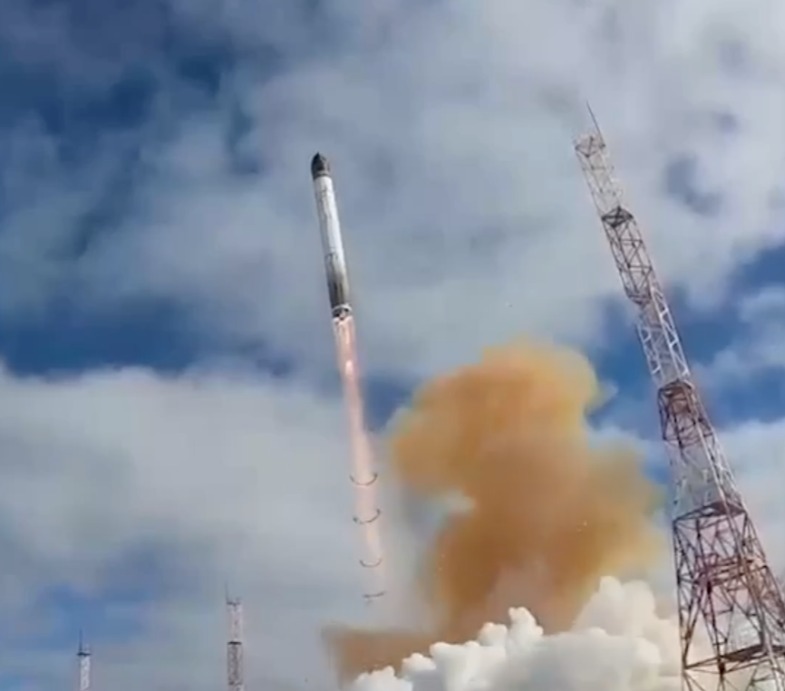 realtimozman's tweet photo. SATAN-2 is Fake as F.
They claim it can take out England or Texas with one hit. Look how it resembles badly faked Spacex/ Blue Origin / NASA rocket launch videos.
The same can be said for NK's nuke rockets.

#flateath https://t.co/tjw97ixhC0