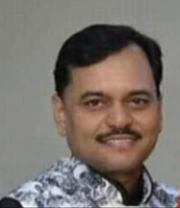 बेहद दुखी करने वाला क्षण..
हिंदुस्तान नोएडा में चार साल तक डेस्क के साथी रहे बड़े भाई कमलू बाबा यानि कमलेन्द्र राय हमारे बीच नहीं रहे.. आज दोपहर उन्होंने नोएडा के अस्पताल में अंतिम सांस ली.. बहुत याद आओगे कमलू बाबा.. इसी नाम से पुकारता था मैं उन्हें नोएडा ऑफिस में..
ॐ शांति ॐ