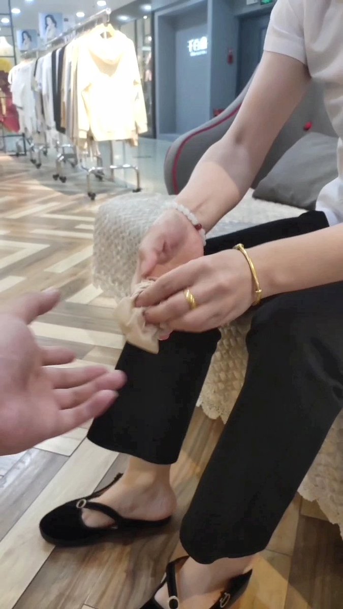 搭讪气质阿姨要脚上的丝袜 墨迹了很久才答应 味道很刺激 湿乎乎的味道 没忍住去旁边卫生间闻着打出来了 浓精喷射#气味控#足控#原味 #现脱