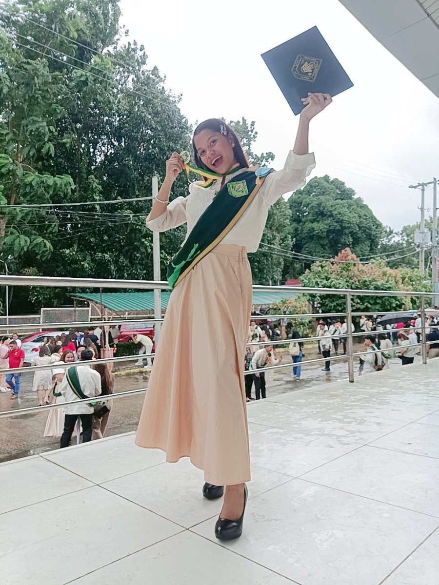 danirue_'s tweet photo. Graduate na 💛😁 thank you @SB19Official for being my inspiration and motivation at all times 🫶

@jah447798 may dagdag teacher sa loob ng fanbase 🥹🫶 https://t.co/klUxq744Kp