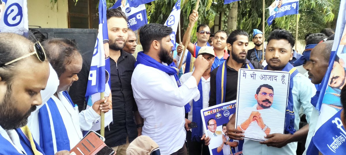 आज राजधानी लखनऊ मलिहाबाद विधानसभा में आजाद समाज पार्टी द्वारा चलाया गया बहुजन समाज जोड़ो यात्रा का पहला दिन सभी साथियों ने बहुत मेहनत करी इसलिए सभी साथियों का दिल से शुक्रिया आभार और आपकी इस जज्बे को सलाम जय भीम✊️💪 <a href="/BhimArmyChief/">Chandra Shekhar Aazad</a>

#Lucknow #azadsamajparty