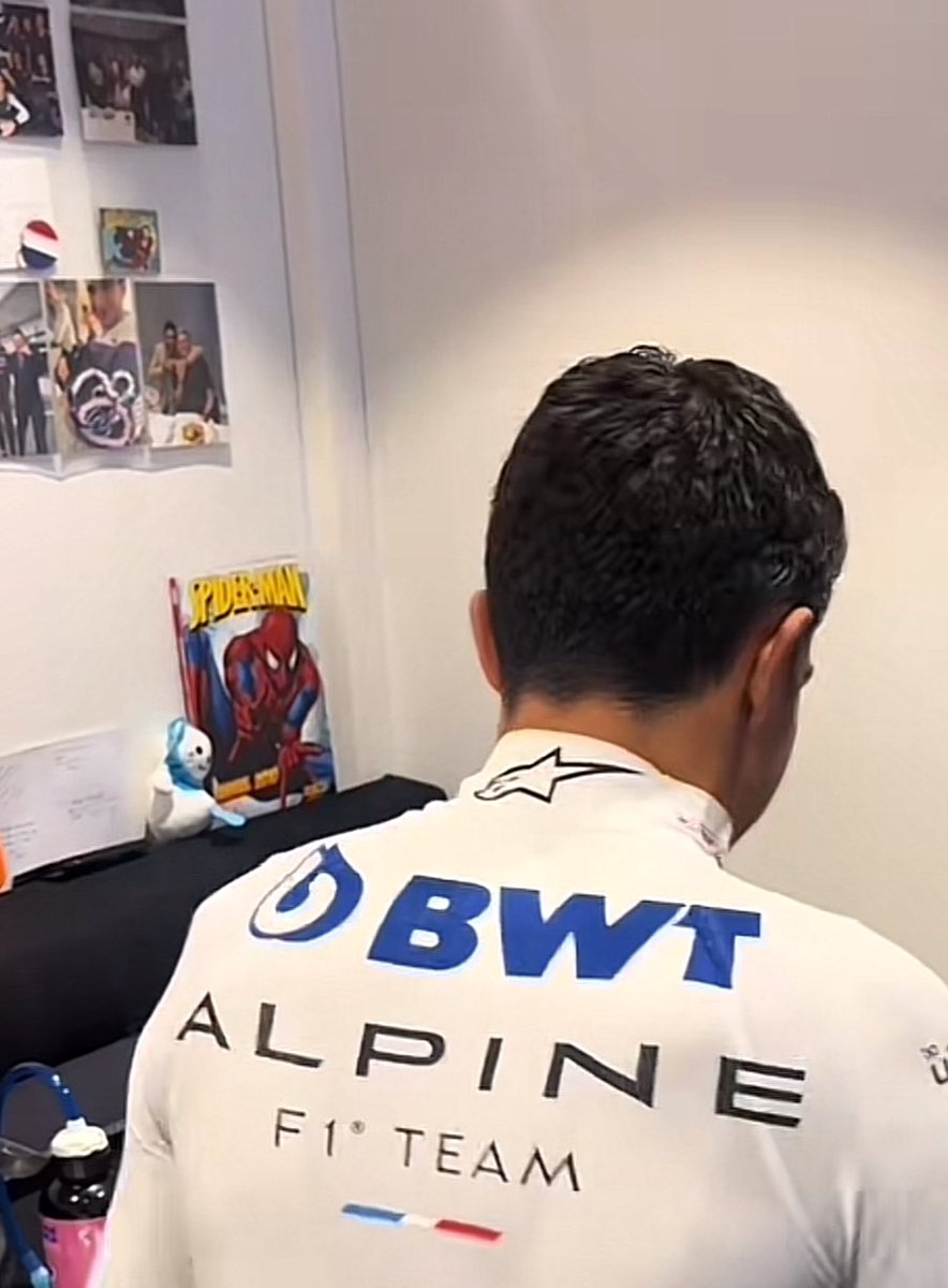 _itsnotlily's tweet photo. Estie has a picture of him and Mick in his driver room 🥹🤍 https://t.co/zBBEbPRIC9