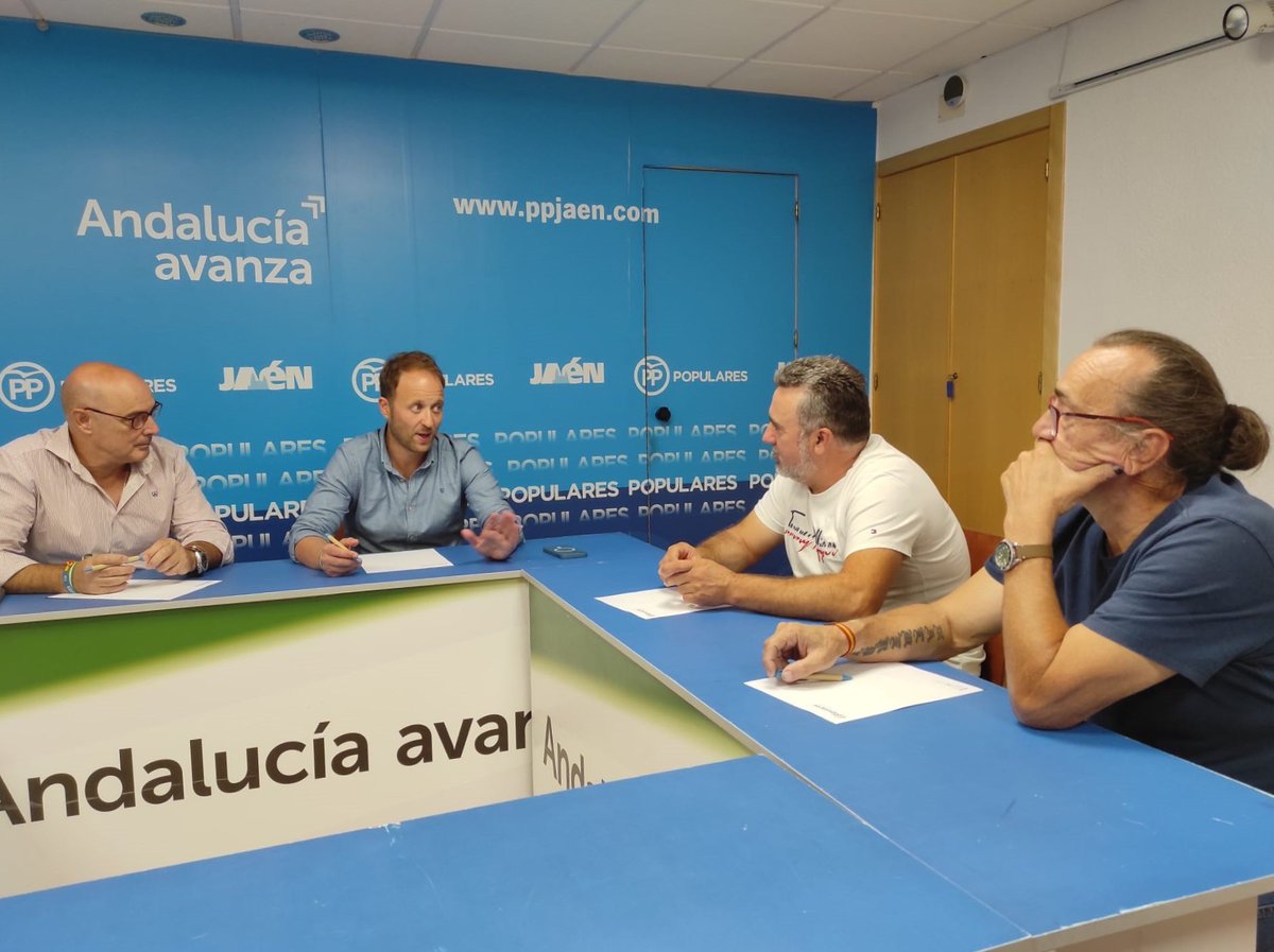 👥Nos reunimos con una parte imprescindible de nuestras ferias y celebraciones, con la Asociación Provincial de Atracciones de Feria de Jaén.

Hemos conocido de primera mano sus demandas y recomendaremos a los gobiernos del PP que sean sensibles con la situación de los feriantes.