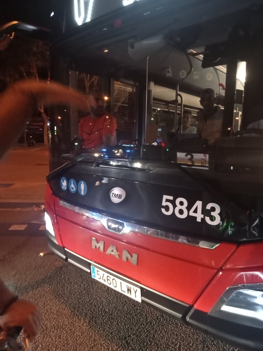 silviacasorran's tweet photo. Aquesta nit el conductor @TMB_Barcelona del bus V7 ha accelerat contra un nombrós grup ciclista que circulava en @massacriticabcn, per tant com una unitat o 'peloton'. És molt greu que conductors professionals atemptin contra la vida. 
Esperem actuació de @GUBBarcelona 
#bicibcn https://t.co/VUS44RkOdC