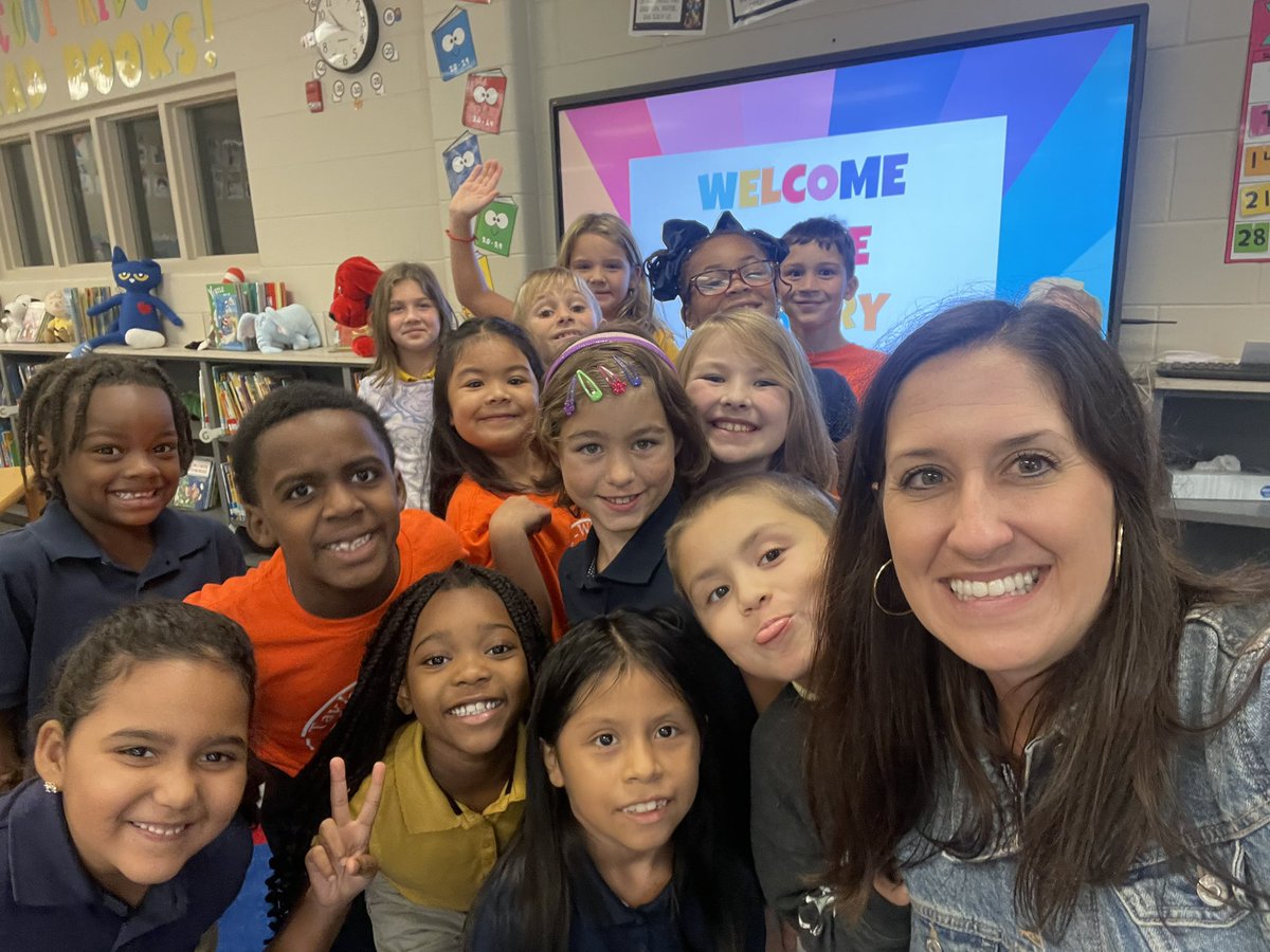 brooke_young1's tweet image. Week 1 of library classes and open checkout at Taylor-White! Excited to kick off the year!! @TaylorWhiteElem @MobilePublicSch #AimForExcellence #LearningLeading