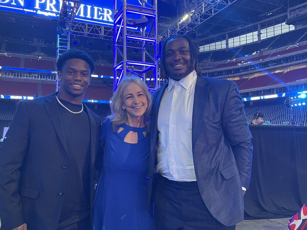 Had a great time last night at the <a href="/WeAreTexans_/">Houston Texans</a> season premier event.
Thank you <a href="/khalildaish94/">SpecialK</a>  and <a href="/GRAYLAND_1/">Grayland Arnold</a> for being so much fun! Can’t wait to see you at the first home game!
#houstontexans
 #wearetexans