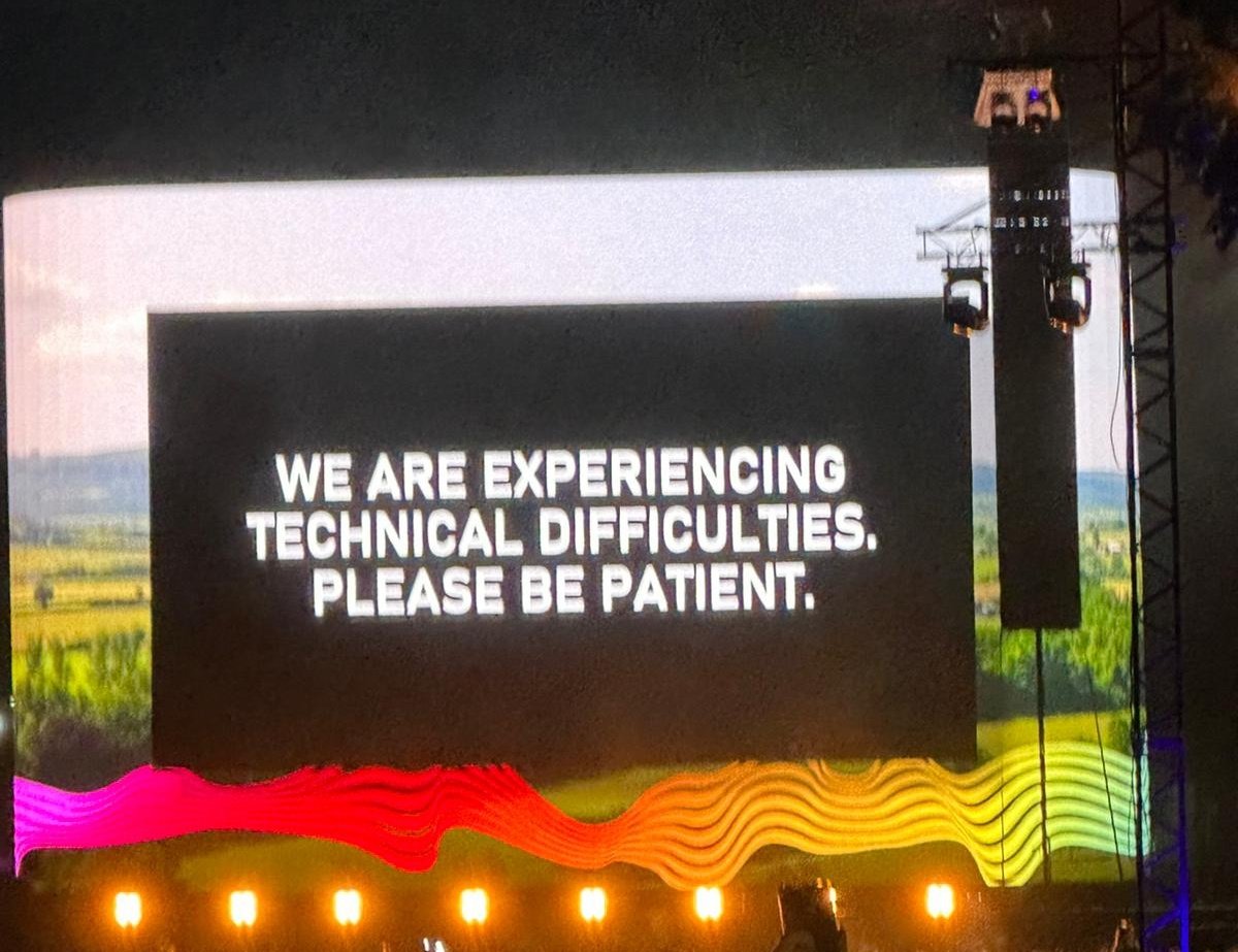 Mick_O_Keeffe's tweet photo. Power failure during Niall Horan's performance at #electricpicnic
First the card machines go down during a cashless event then the power goes out 😂 https://t.co/lyxPiAySGf