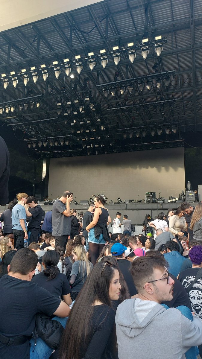 willsimaao's tweet photo. Ahhhh tiraram as nossas canetas durante a revista pro show do Post Malone. E agora, como vou assinar minhas cartas? Hahah https://t.co/EpMjT91U1R