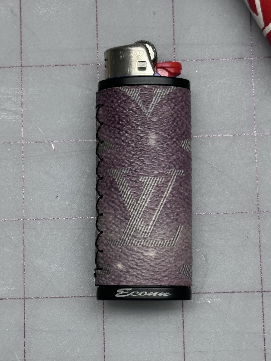This exclusive 1-of-1 custom metal lighter sleeve from NY Artist Econn Customs is wrapped in genuine Louis Vuitton is currently up for grabs in the Greenhousediscord.cc 
This event ends on 9/3 at 9Pm Est

#Greenhouse #LetsGrowTogether #CannaFam #Discord #LouisVuitton #JGYO