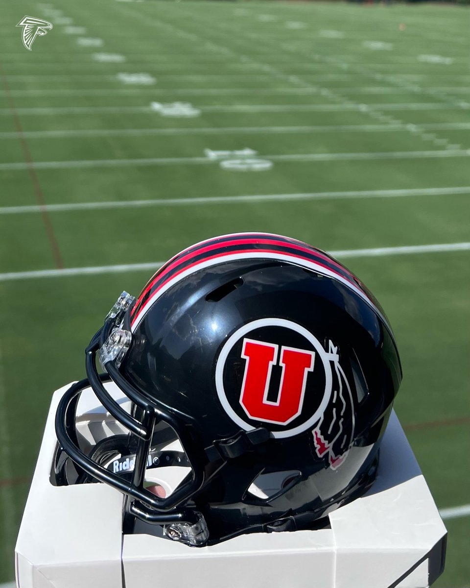 Congrats, <a href="/Utah_Football/">Utah Football</a>! Let’s giveaway a signed <a href="/ClarkPhillips21/">Clark Phillips lll</a> mini helmet

RT for a chance to win!
