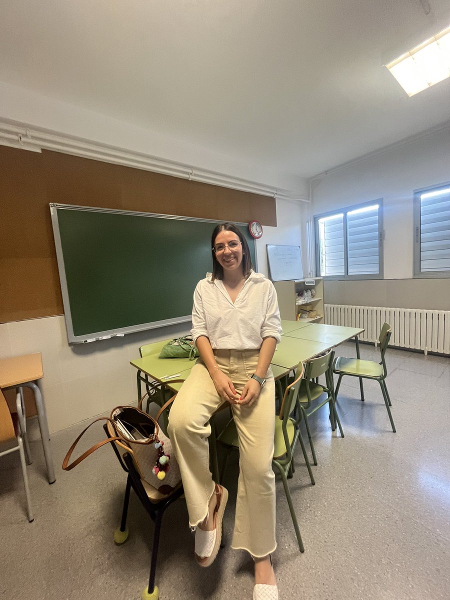 marialocli's tweet photo. 🗓️ 1 de setembre i comença un curs amb nous reptes i amb aquella il·lusió de saber que escriurem la millor de les històries 👩🏻‍🏫✨📚❤️ https://t.co/z24Dp5I27s