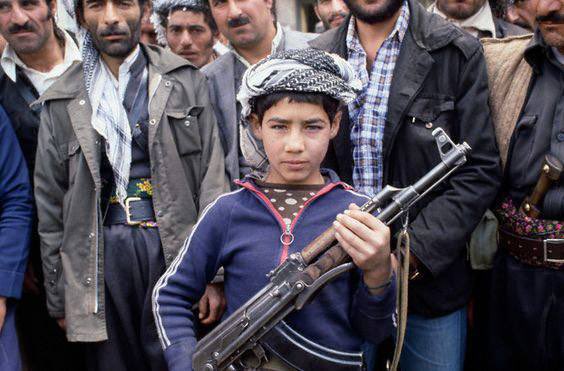Elinde Kalaşnikof ile poz veren Kürt çocuğu, 1979 Mahabad. Çocukların eline silah değil kalem verilmelidir. Güçlü bir toplum okuyarak, çalışarak, bilime ve sanata katkı sağlayarak oluşur.