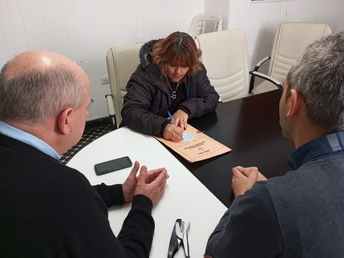 CrosalesPRO's tweet photo. El Municipio hizo entrega de un premio al comedor “Los chicos del barrio”

El intendente Mariano Uset y el secretario de Desarrollo Social, Mariano Ojeda, entregaron un cheque por 400.000 pesos al comedor “Los chicos del barrio”.
https://t.co/9synxD9e2m https://t.co/Rh64nIH9PJ