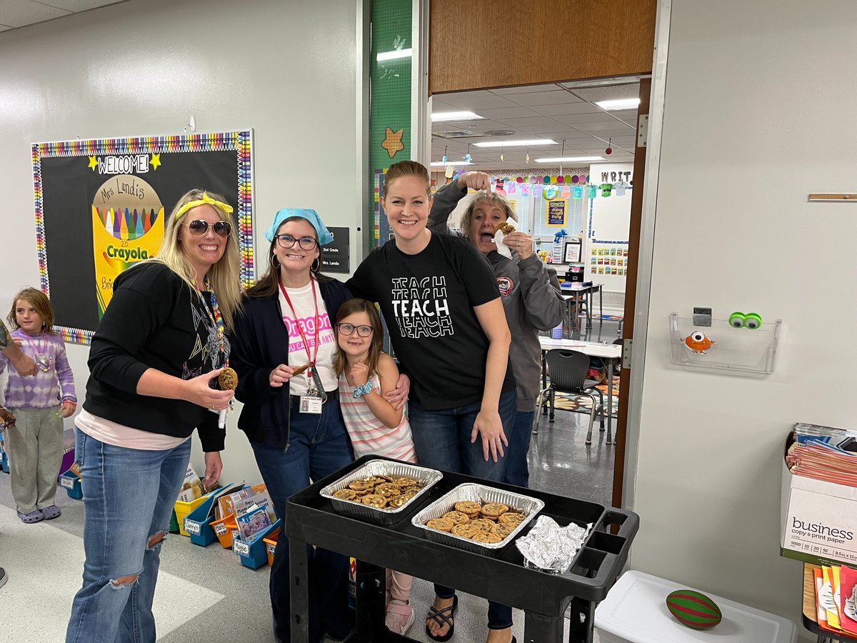 BWEbulldogs's tweet photo. Just when I thought our parents couldn't get any sweeter, they surprised our teachers by delivering warm cookies! 🍪❤️ Grateful for their kindness...especially on a Friday afternoon.   #SweetSurprises #Thankful https://t.co/6KyP0Ephmf