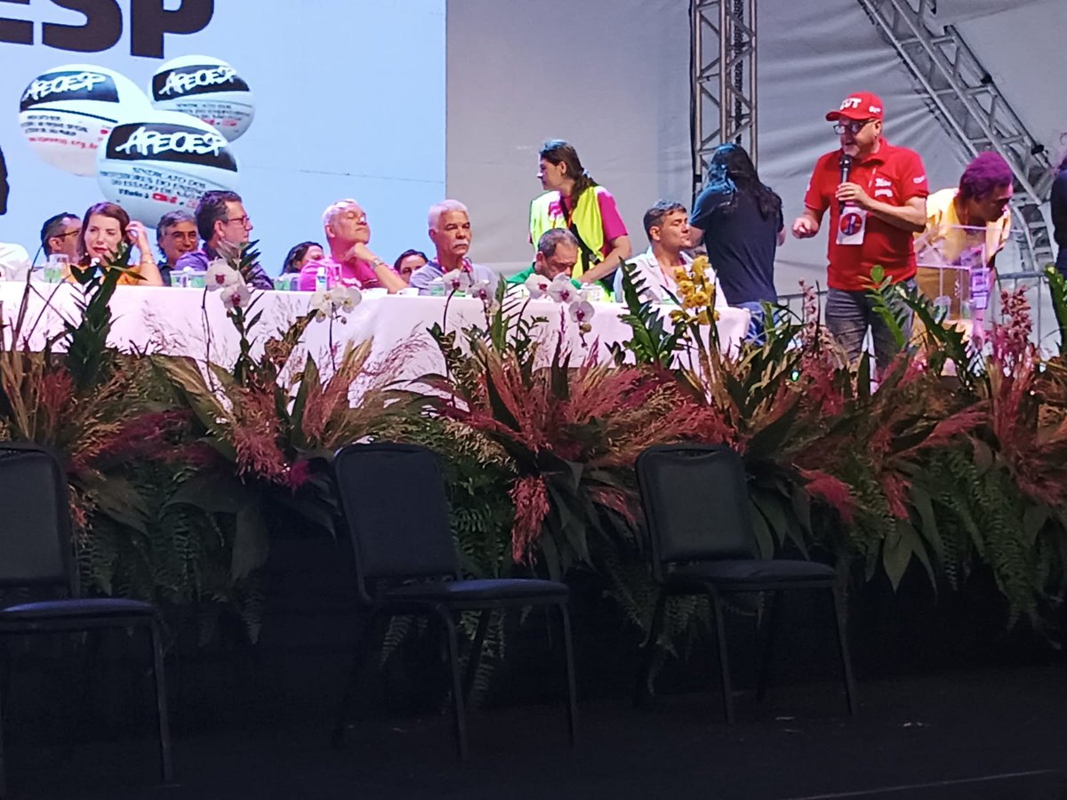 CUTsaopaulo's tweet photo. Dirigentes da CUT-SP participam do 27° Congresso Estadual da Apeoesp, realizado em Piracicaba (SP).

Nas imagens, o secretário de Administração e Finanças da CUT-SP, o professor @izzo_douglas, e o coordenador da subsede na Baixada Santista, o professor Carlos Riesco. #Apeoesp https://t.co/eYDKl34iet