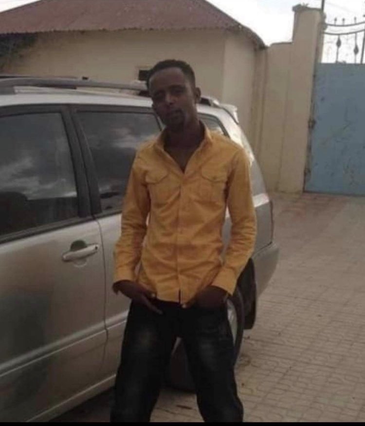 liban_k's tweet photo. @TerraAbdirizak @HassanSMohamud Kolayba hadda waxaad ku ducaysanaysaa Allow intii abaartii itaqaanay wax ka raabin. Duruuftii #Hargaysa kugu haysay ku mahdi @HassanSMomahud caydiisa ku heshay https://t.co/WZ7NNHIc2n