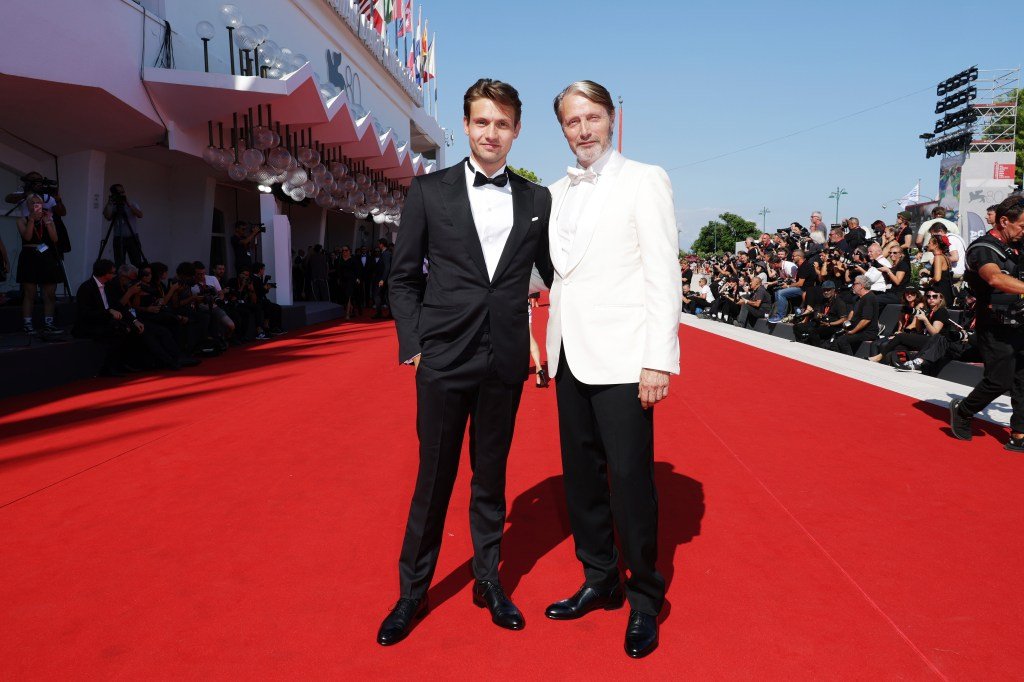 MadsBrasil_'s tweet photo. Mads e seu filho Carl no Festival de Veneza 

#MadsMikkelsen #Venezia2023 #FestivaldeVeneza #bastarden #thepromisedland https://t.co/RtTWbWtlXr