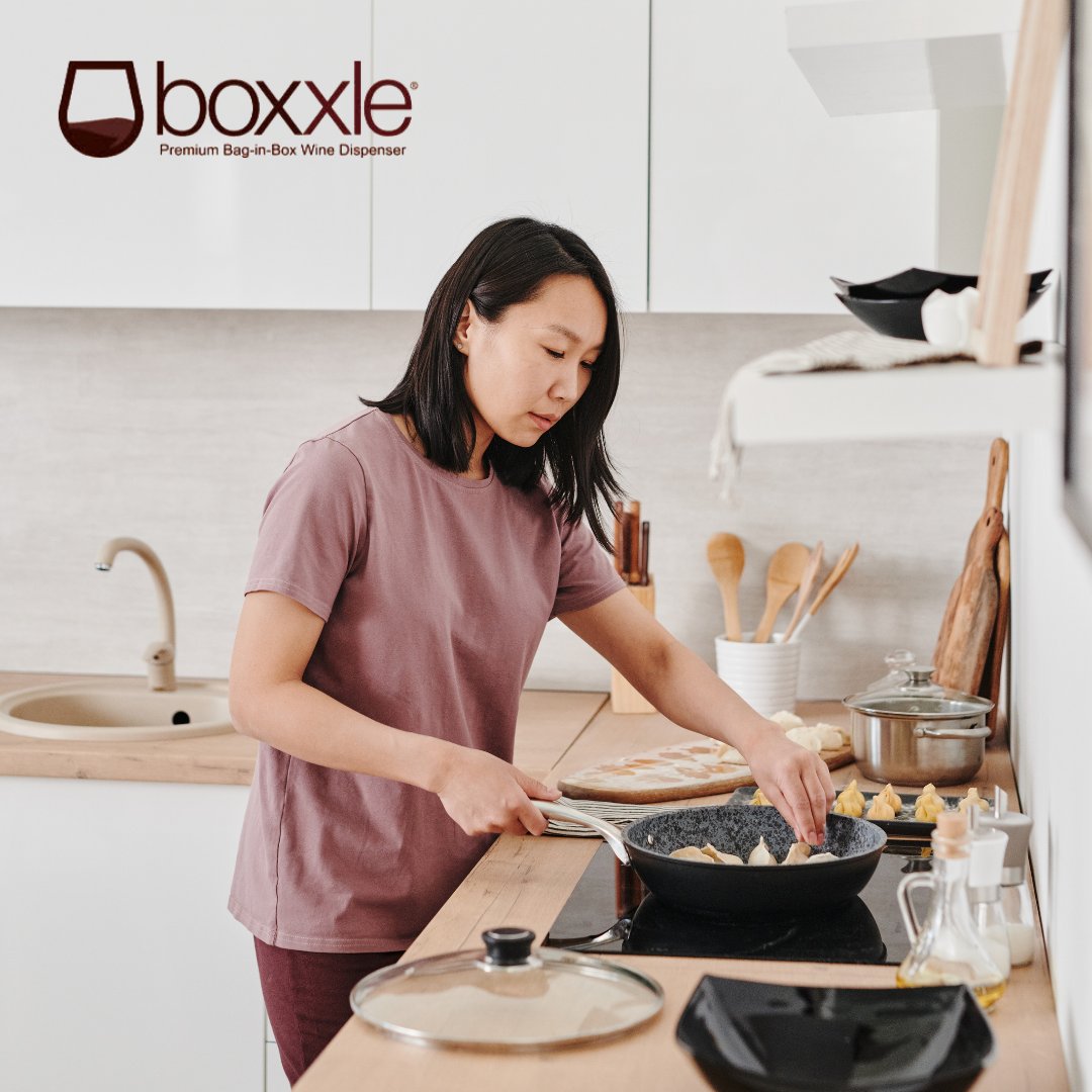 Boxxle's tweet image. Did you know Boxxle can also hold olive oil? If you're considering an upgrade for #NationalCookingDay, incorporate Boxxle into your #culinary routine. 🍳 #OliveOil