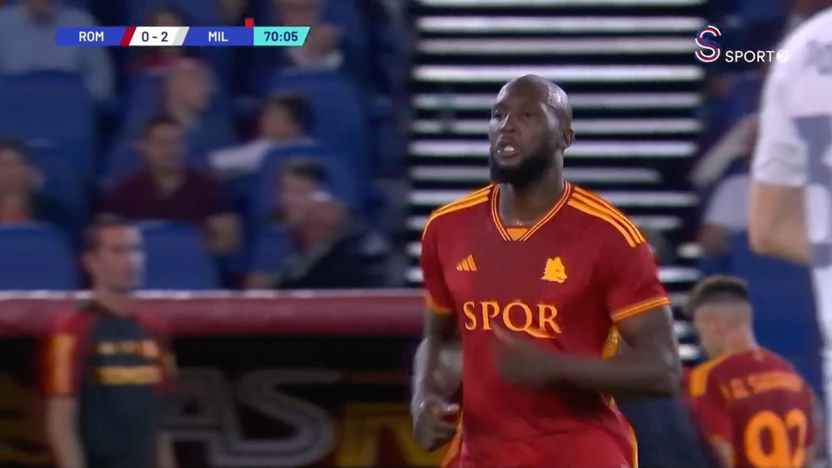 Mourinho brings on Lukaku against 10 men AC Milan so AS Roma also plays with 10 men. Respect 👏
