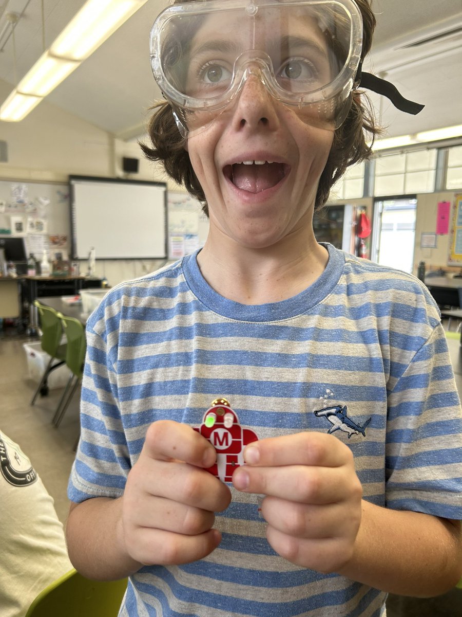 VidaMsBorn's tweet photo. Practicing soldering before our Sea Glider project @VIDASHARKS https://t.co/D63ip8sgMN