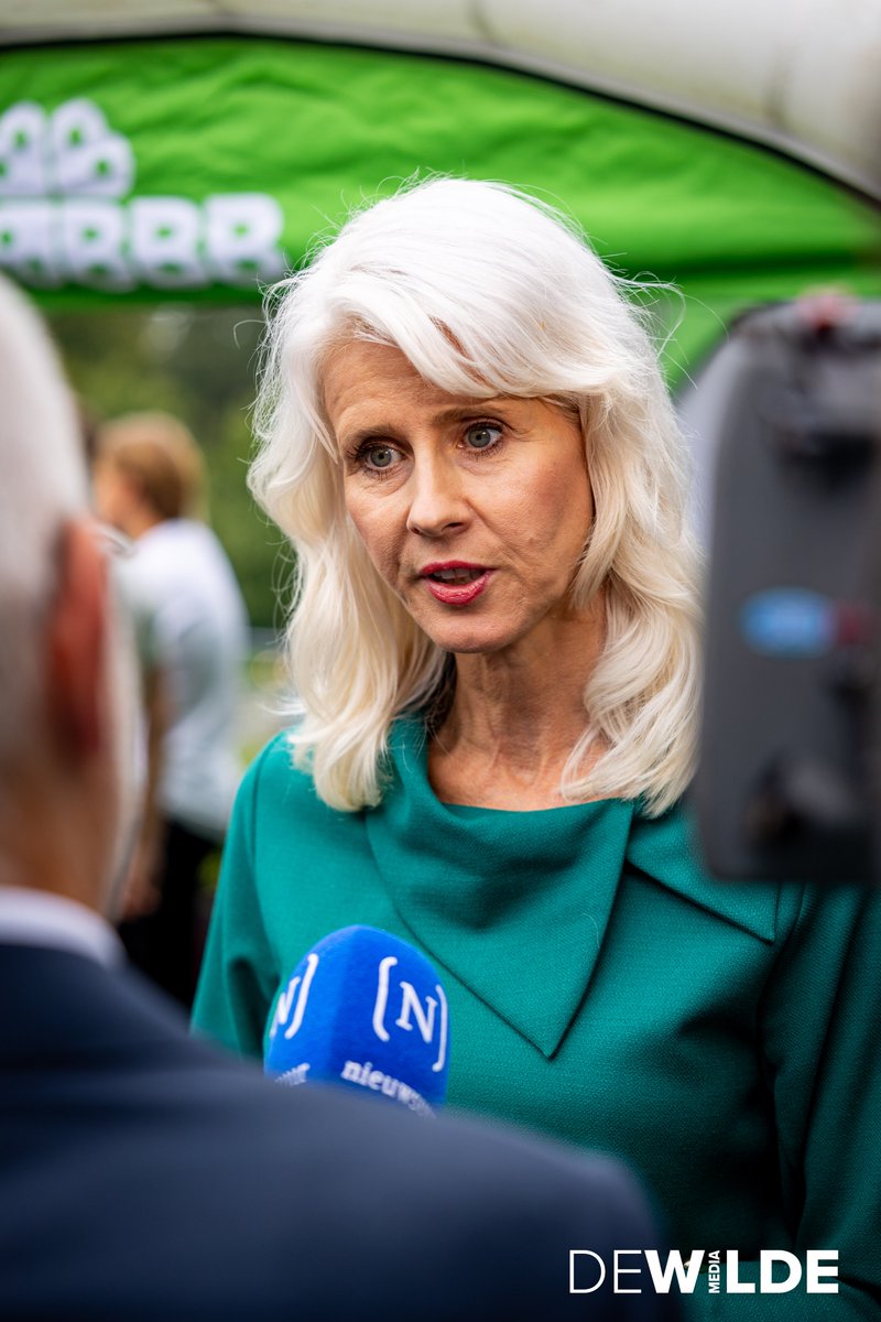 <a href="/MonaKeijzer/">Mona Keijzer</a> de premierskandidaat voor <a href="/BoerBurgerB/">BBB BoerBurgerBeweging 🍀🍀🍀</a> werd vanmiddag gepresenteerd op het partijkantoor in Deventer. #BBB #TK23 #verkiezingen2023