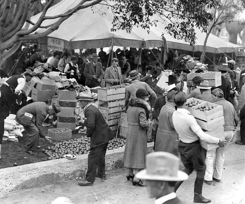 laplphotos's tweet photo. [1933] All Southern California opened its heart and sent food and medicine to the homeless and injured of the Long Beach earthquake. Volunteers are shown carrying boxes of supplies. (Herald Examiner Collection) https://t.co/P038Q6bP87 
#ArchivesCommunity #ArchivesHashtagParty https://t.co/Iuscr3asw9
