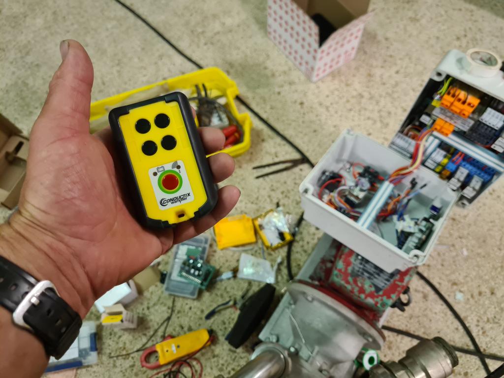 benoit51390's tweet photo. Quand après 15 ans de bons et loyaux services elle te vide une pile en moins d'une journée, il est temps de changer!
#Maintenance #PompeaVin
Merci #RSComponents pour la rapidité de l'envoi.
#Champagne
Nouvelle télécommande et nouvelle carte ✅️ https://t.co/zXfjSxMwJ5