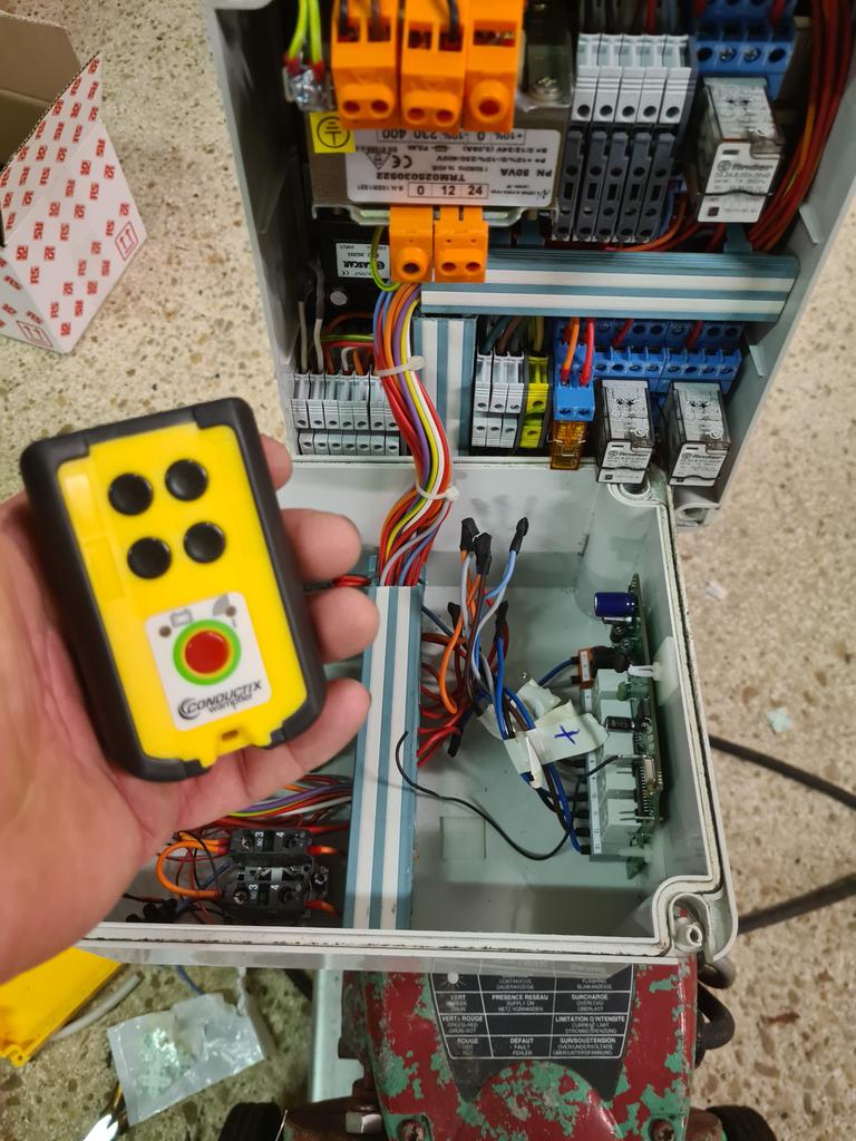 benoit51390's tweet photo. Quand après 15 ans de bons et loyaux services elle te vide une pile en moins d'une journée, il est temps de changer!
#Maintenance #PompeaVin
Merci #RSComponents pour la rapidité de l'envoi.
#Champagne
Nouvelle télécommande et nouvelle carte ✅️ https://t.co/zXfjSxMwJ5