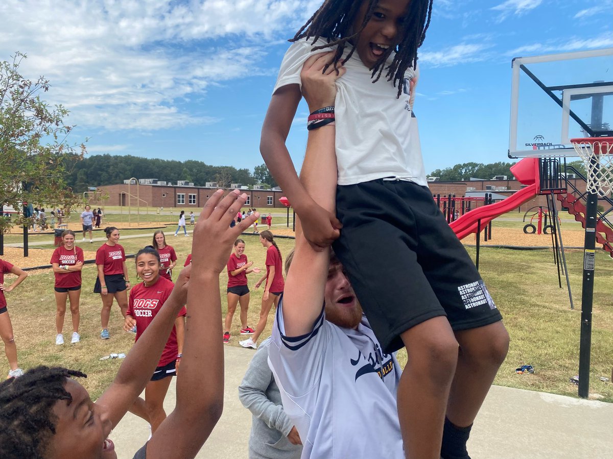 GoChoctaws_BB's tweet photo. Thank you Eastside Elementary for inviting the guys to celebrate College Color Days! They had a great time greeting them as they came into school and playing with them on the playground! https://t.co/BsKhtydMLS