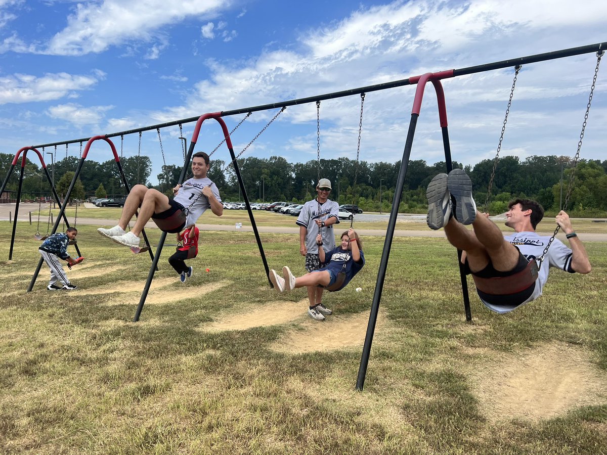 GoChoctaws_BB's tweet photo. Thank you Eastside Elementary for inviting the guys to celebrate College Color Days! They had a great time greeting them as they came into school and playing with them on the playground! https://t.co/BsKhtydMLS