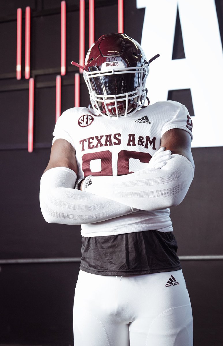AggiesToday's tweet photo. BREAKING: Texas A&M has landed a MASSIVE commitment from 2024 Acadiana (TX) five-star defensive lineman Dominick McKinley!

The top-35 prospect and top ranked player in Louisiana commits to the Aggies over Texas, Oklahoma, and LSU. 

The Aggies now have the nations fifth ranked class.