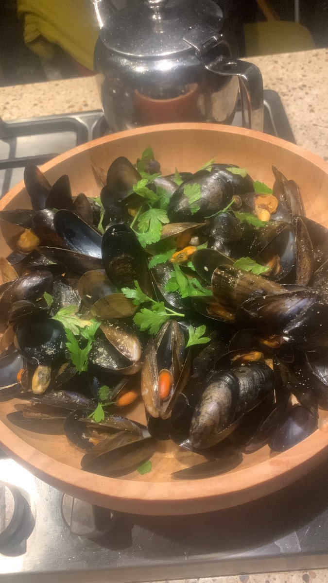 Affordable, fresh seafood along the Derry Quay. ‘Moules Sesames avec Persil’. Mussels and parsley. Took 3 mins. Cost: cheap. Tummy: grateful There nar. (Ate every one!)