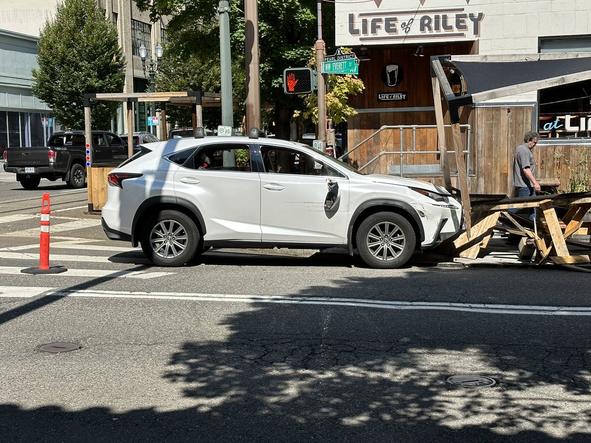 witz's tweet image. An SUV crashed into the outdoor seating structure at Life Of Riley on NW Everett (!) #pdx
