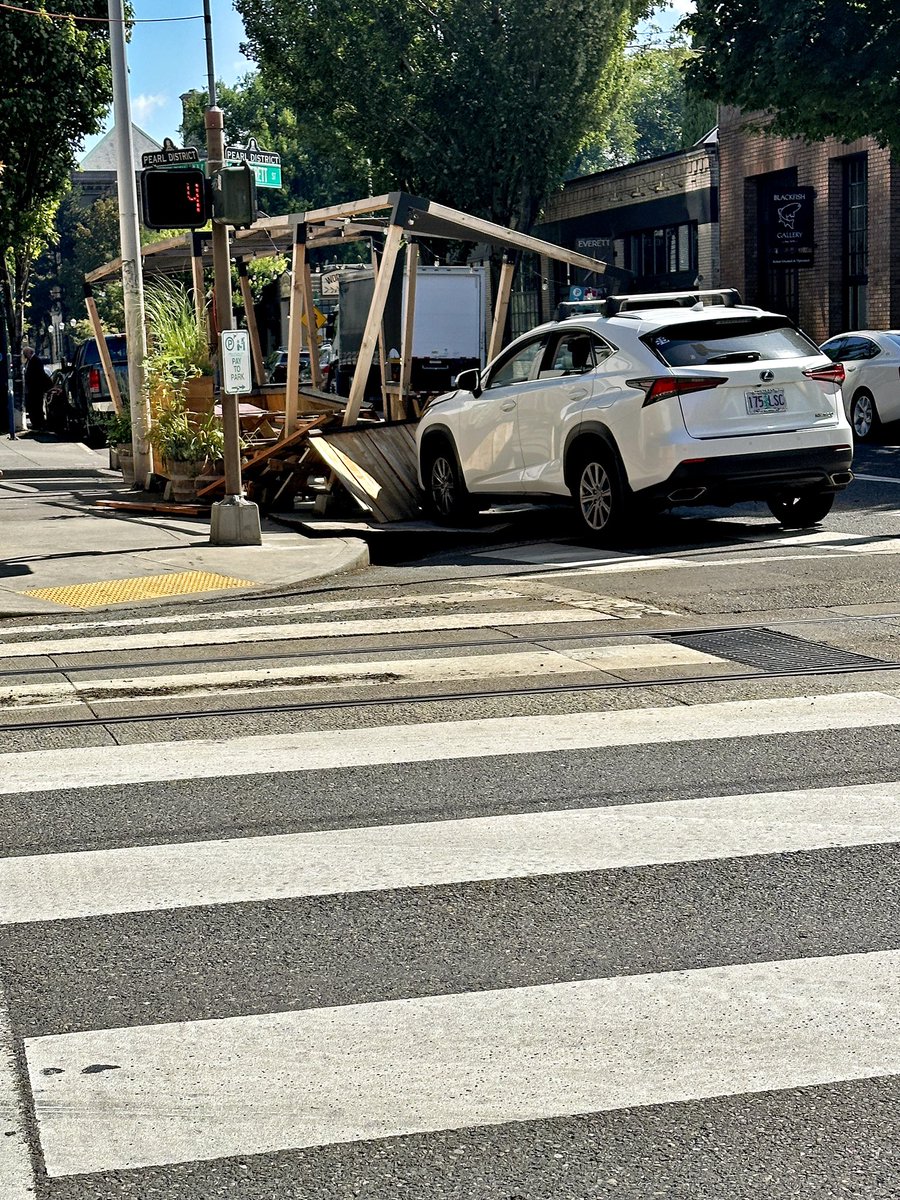 witz's tweet image. An SUV crashed into the outdoor seating structure at Life Of Riley on NW Everett (!) #pdx