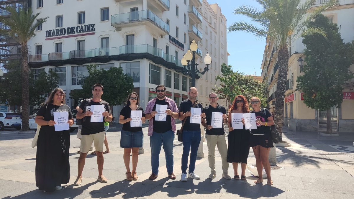 Mantenemos nuestras reivindicaciones laborales otro #MiércolesNegro más antes de hacerlas más públicas ante las instituciones y la sociedad gaditana a partir de este septiembre <a href="/ccoocadiz/">CCOO de Cádiz</a> <a href="/mediosfscccoo/">Medios FSC CCOO</a> <a href="/APCadiz/">APC</a> <a href="/periodistacadiz/">Periodistas Cádiz</a> <a href="/PeriodistasAND/">CPPA</a>