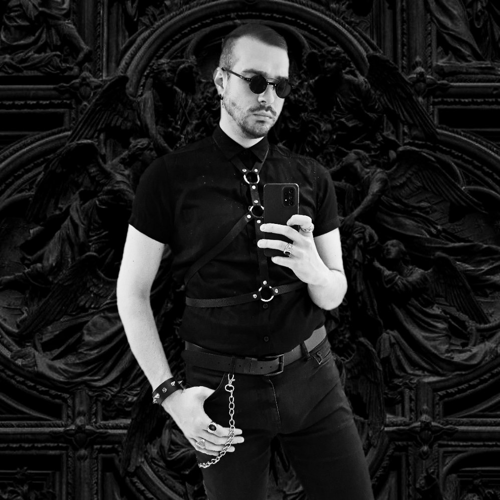 MikeGothKVD's tweet photo. #gothic #goth #bnw https://t.co/fdz2VZCrFJ