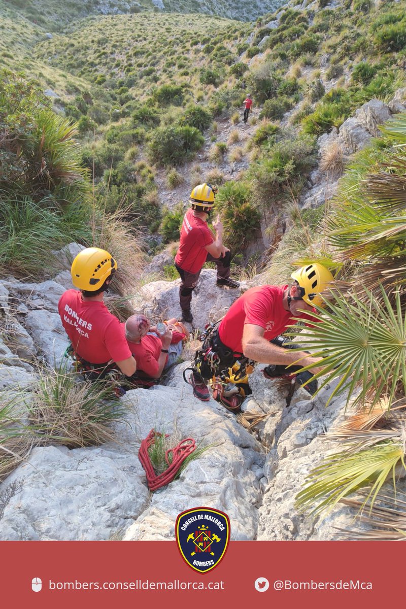 BombersdeMca's tweet image. Rescat d'un senderistea anglès que ha caigut a prop de #LaVictòria, a Alcúdia. S'ha perdut, ha volgut baixar per una torrentera i s'ha fet una gran ferida al cap. L'hem  baixat amb cordes i acompanyat fins l'ambulància.
@SAMU061IB
#ParcAlcúdia
#ParcInca