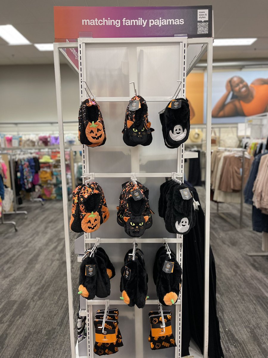 MaySandlin11's tweet image. 😱🎃👻It’s September 1st so it’s ok right lol.  Matching family looks for Halloween✨💀 Thanks again to VMIT, Lindsay, for her help w this fun set.  #target #visualmerchandiser #Halloween #sleepwear @Alyssa_D_Miller @emily69716809