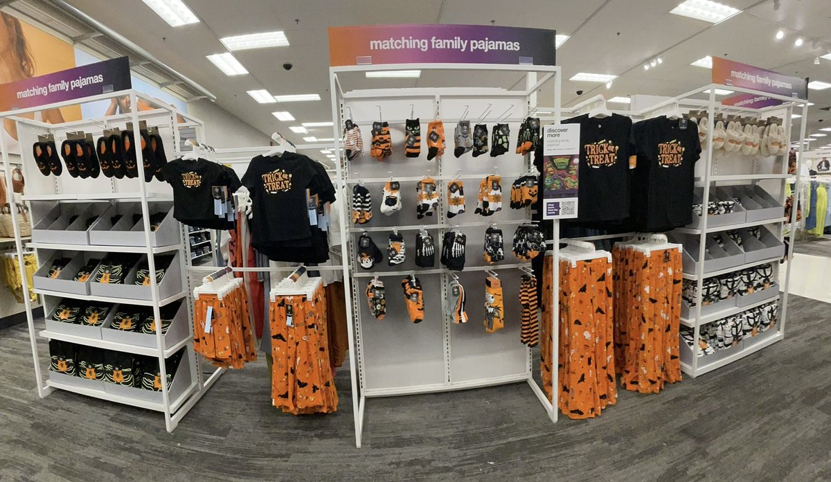 MaySandlin11's tweet image. 😱🎃👻It’s September 1st so it’s ok right lol.  Matching family looks for Halloween✨💀 Thanks again to VMIT, Lindsay, for her help w this fun set.  #target #visualmerchandiser #Halloween #sleepwear @Alyssa_D_Miller @emily69716809