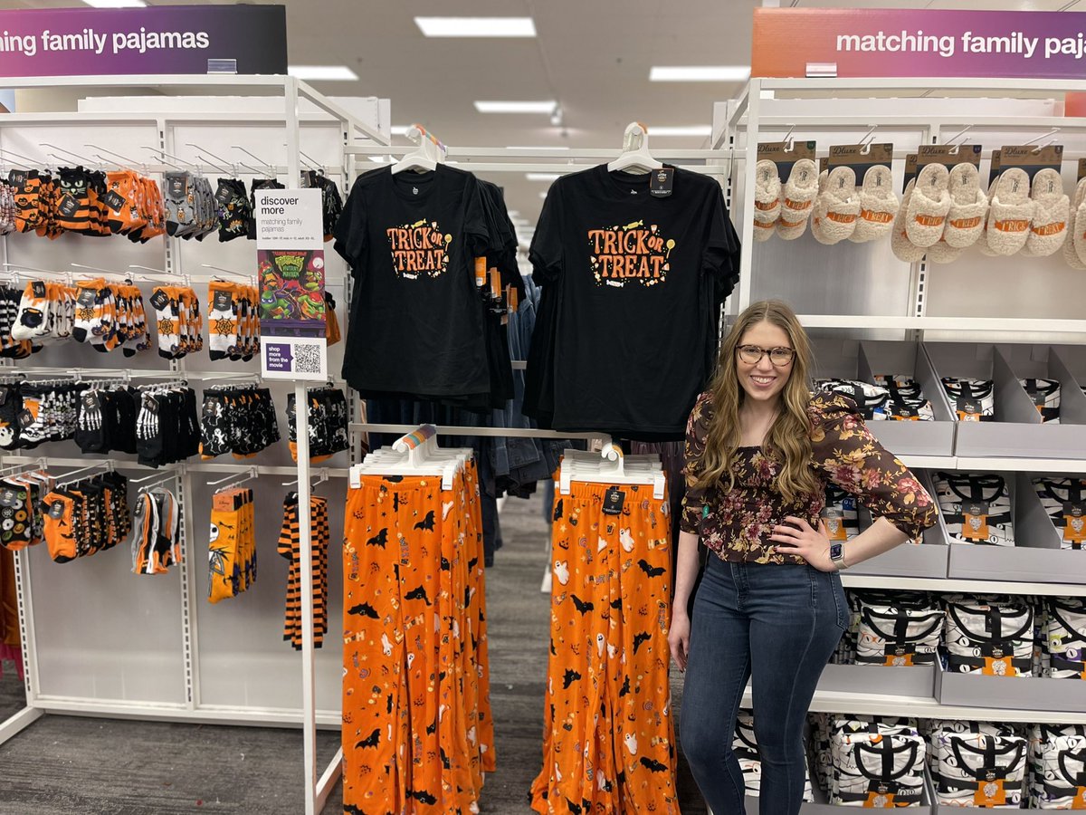 MaySandlin11's tweet image. 😱🎃👻It’s September 1st so it’s ok right lol.  Matching family looks for Halloween✨💀 Thanks again to VMIT, Lindsay, for her help w this fun set.  #target #visualmerchandiser #Halloween #sleepwear @Alyssa_D_Miller @emily69716809