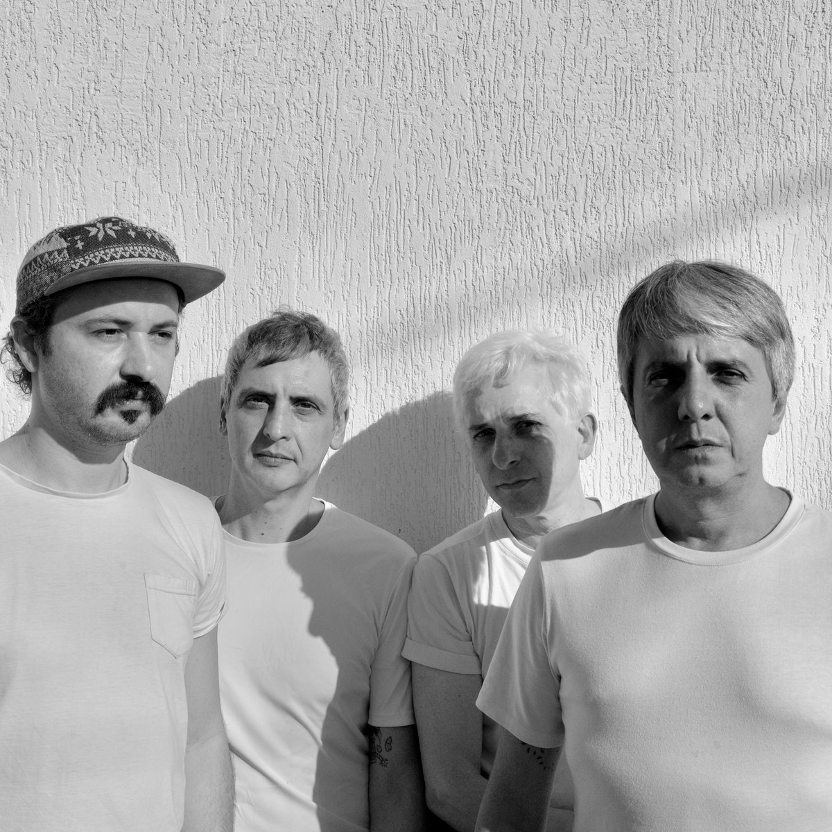 Esperamos que vocês estejam com saudade, porque vamos fazer shows!

foto de João Antunes na frente do nosso estúdio <a href="/DeafHaus710/">Deaf Haus</a>