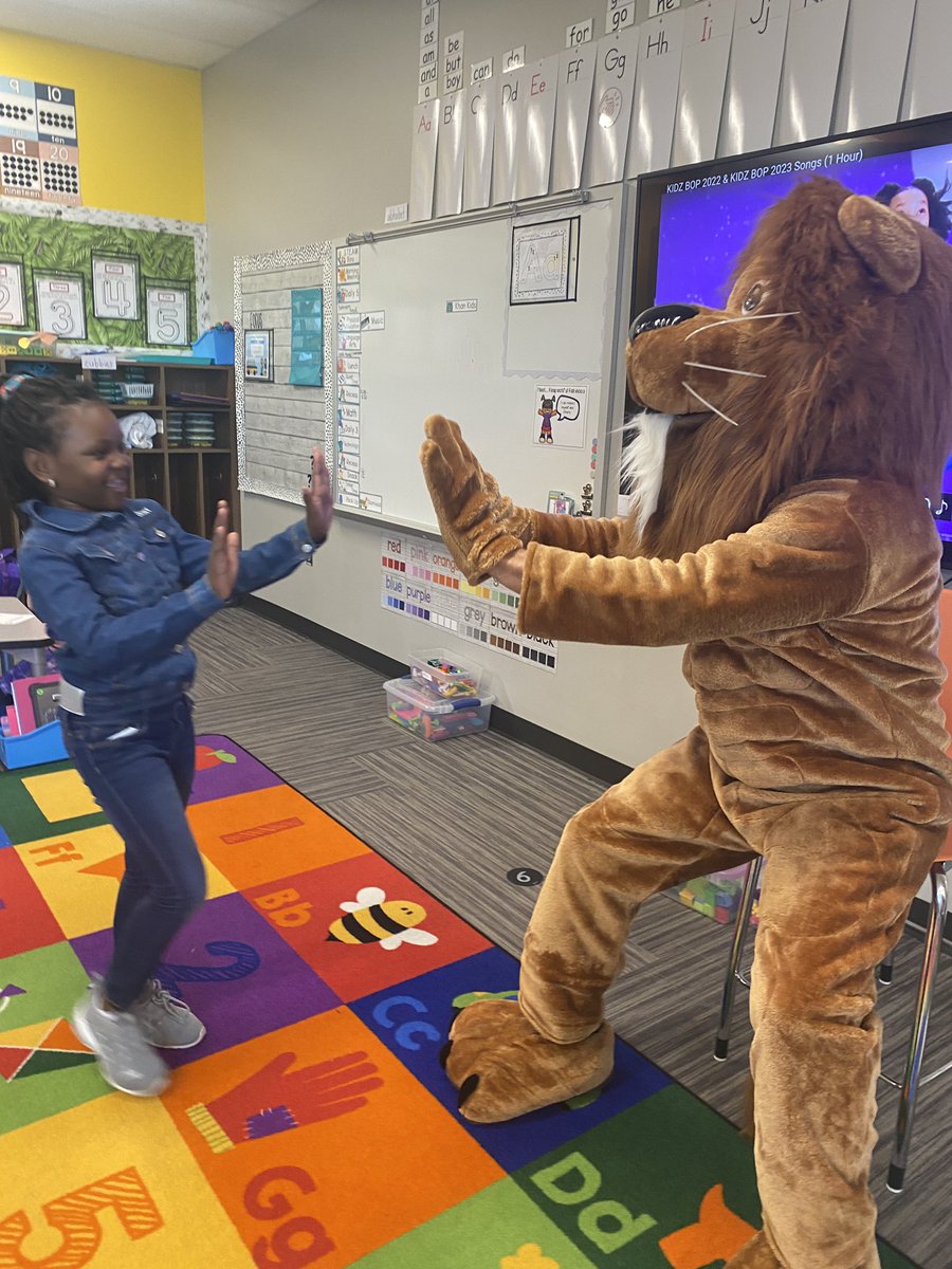 WeckSMSD's tweet photo. We filled up our warm &amp; fuzzy jar for making positive behavior choices as a class! To celebrate we had a special guest visitor… Roary the lion 🦁@LHLionsSMSD https://t.co/kpqpG5yGmK