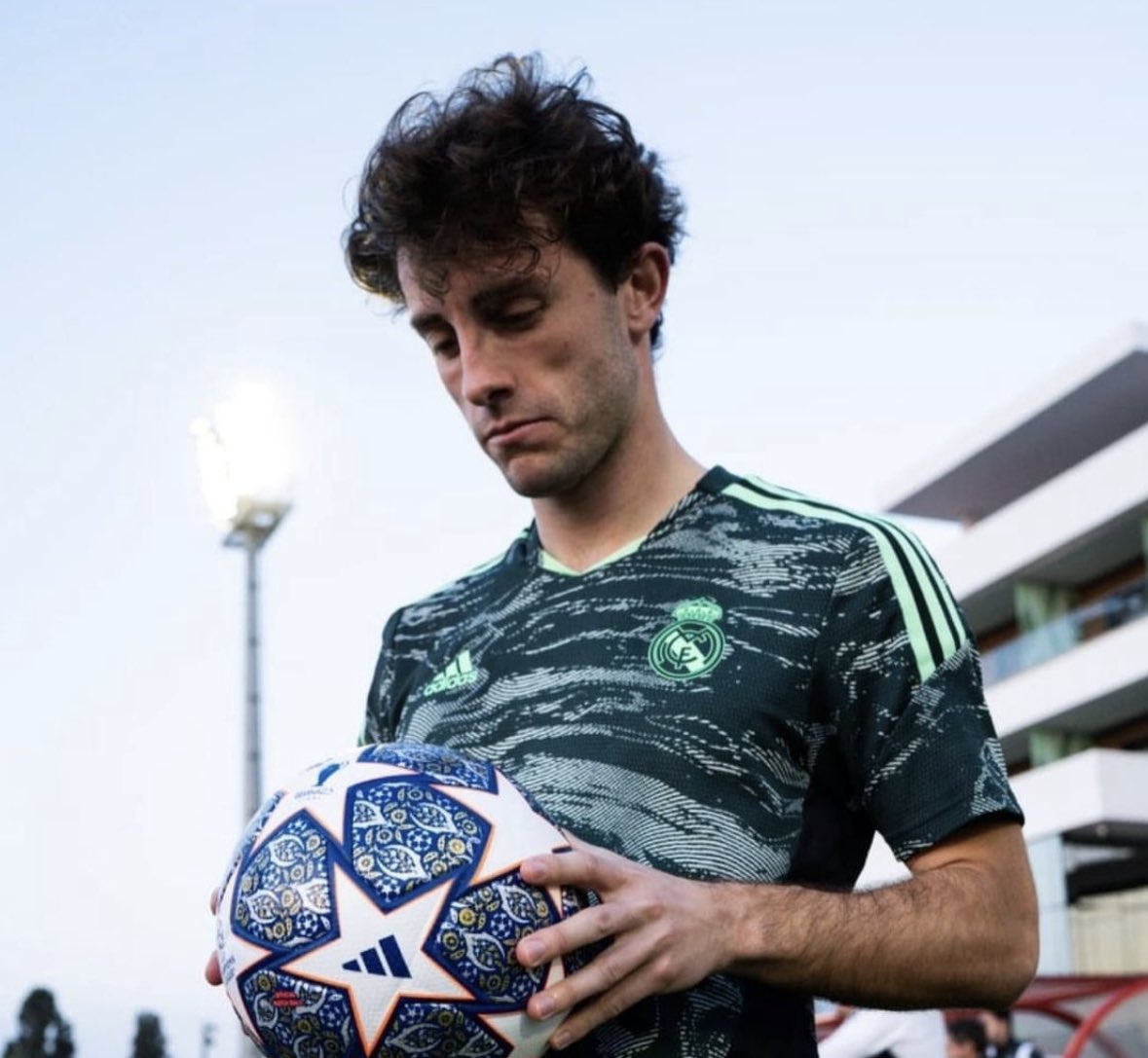 FabrizioRomano's tweet photo. Alvaro Odriozola joins Real Sociedad from Real Madrid ⚪️🔵🤝🏻 #LaLiga https://t.co/ieHLvz3THA