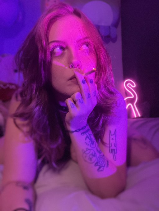 Should I make a ManyVids account?🧐 https://t.co/DGH8gv47Qk