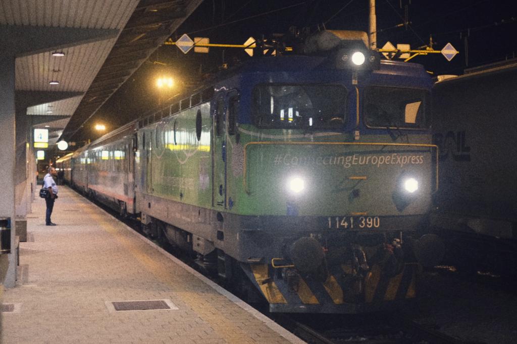 _DiningCar's tweet photo. 🇸🇮🤝🇭🇷 Dobova. Nowadays "only" a decent loco change plays the theater at this border station. Before 2023, it was also a well known #Schengen border checkpoint. A beautiful HŽ class 1141 in #ConnectingEuropeExpress livery will work EC 159 "Croatia's" last bit until #Zagreb🇭🇷. https://t.co/fnyD0qmOfu