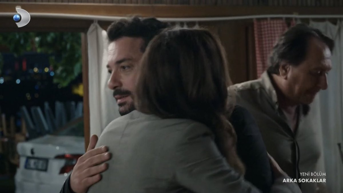 Aylin’in ilk Hakan’a sarılması ve aralarındaki selamlaşmanın bile duygusal izler taşıması. Ben bu çifti çok özlemişim ya. 😍

#ArkaSokaklar #ayhak